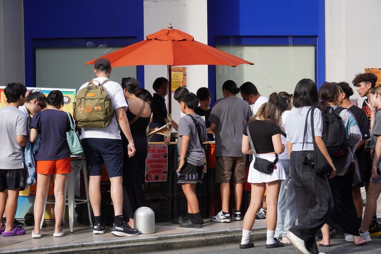 渋谷の路上に並ぶ試食ブースと行列
