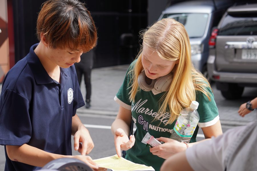 観光客にアンケートを取りながら意見を深掘りする参加者