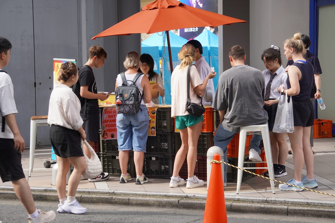 渋谷の路上に並ぶ試食ブースと参加者・観光客